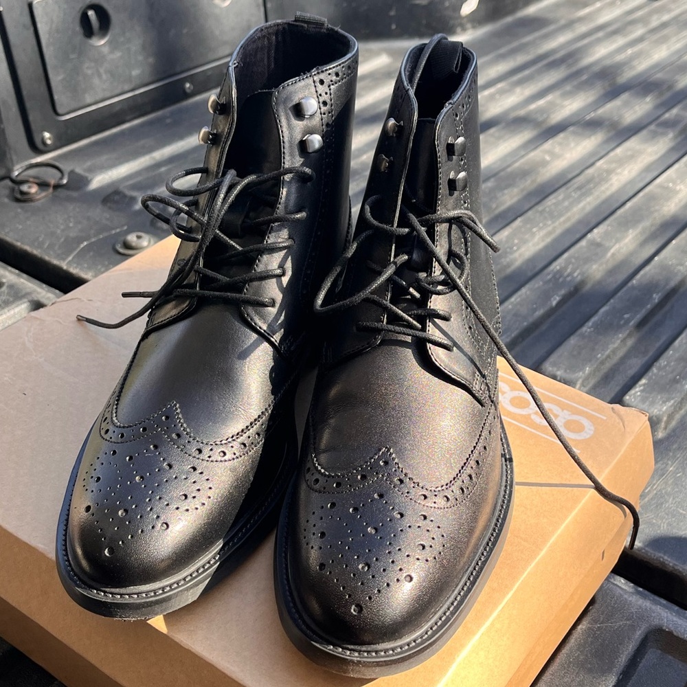 Wingtip boots